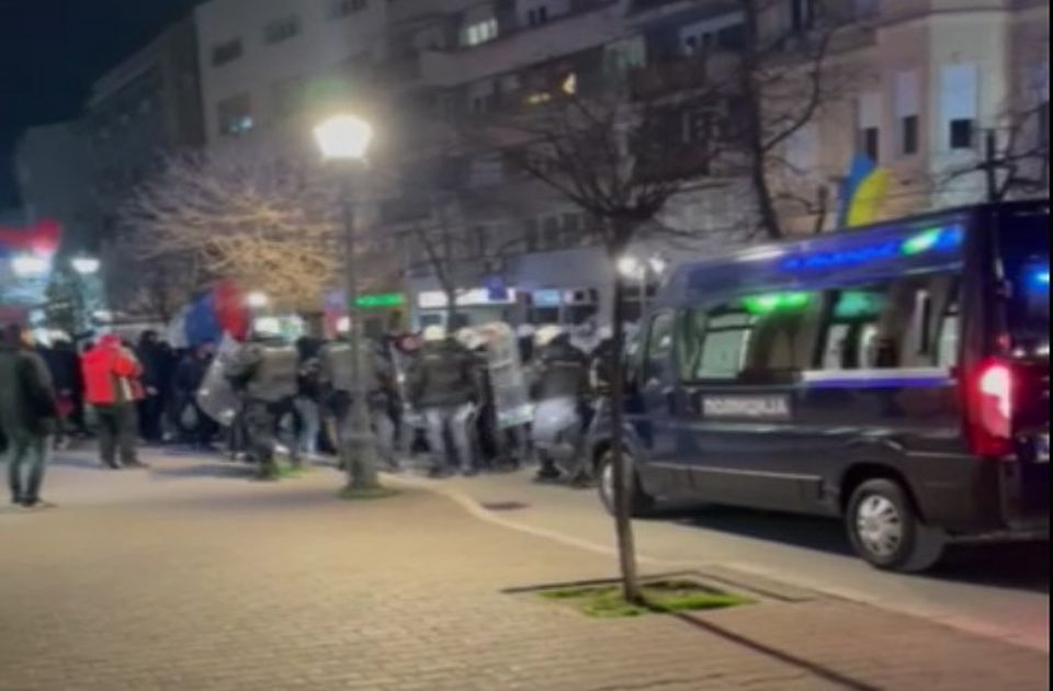 VIDEO: Proruski skup navijača, policija intervenisala ispred prostorija LSV-a