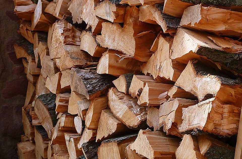 Jesen na vratima, a za njom i zima: Pelet skuplji, sve manje ljudi koristi ugalj Jesen na vratima, a za njom i zima: Pelet skuplji, sve manje ljudi koristi ugalj