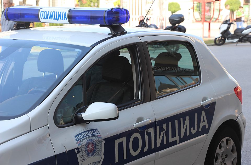 Beograđanin uhapšen u Novom Sadu: U kolima imao sedam pištolja, 16 noževa, ključeve više vozila...