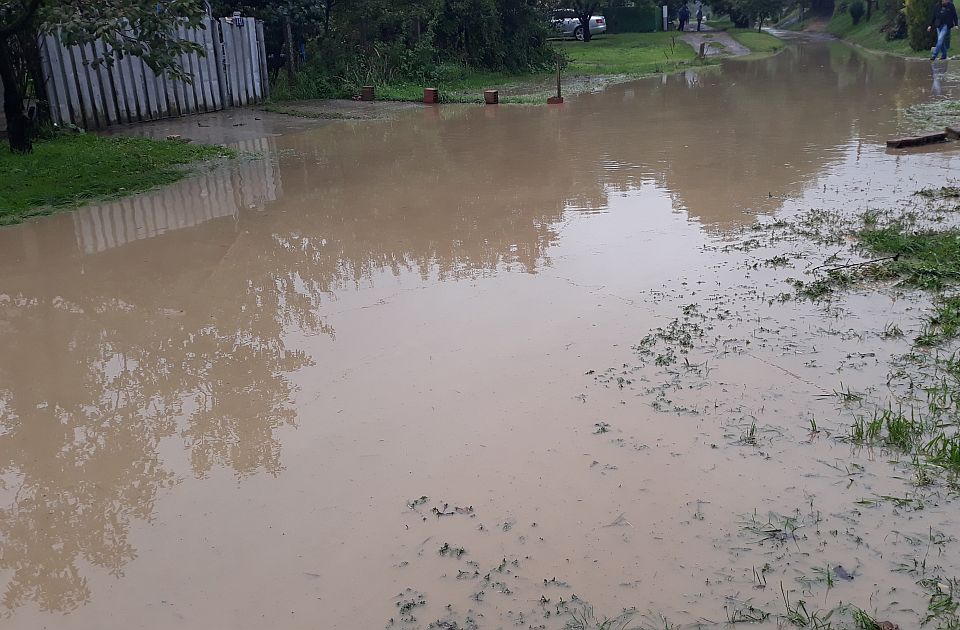 FOTO: Građani se žale na poplavljene ulice u Petrovaradinu posle svake kiše