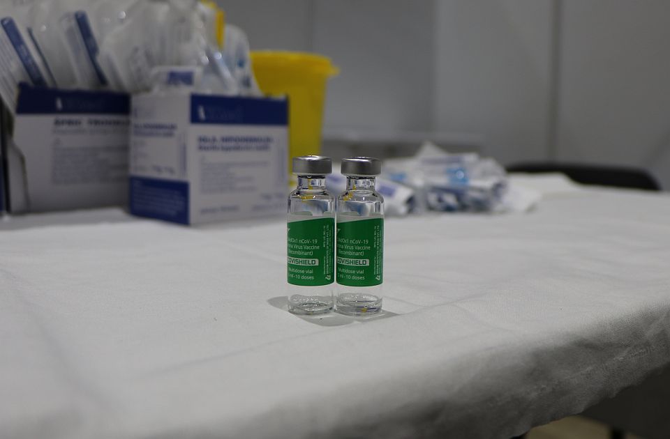 U Podgoricu stiglo 10.000 vakcina iz Srbije