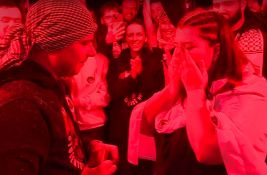 Student iz Novog Pazara zaprosio devojku na Mostu slobode Student iz Novog Pazara zaprosio devojku na Mostu slobode