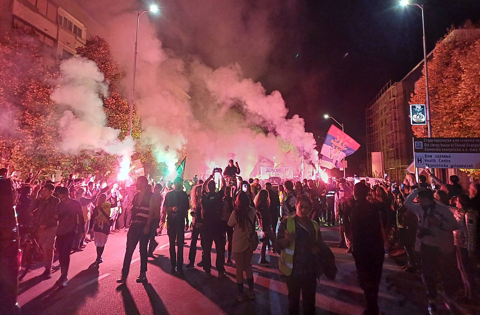 VIDEO: Iz Beograda za Novi Sad krenulo 3.500 ljudi, procena Arhiva javnih skupova