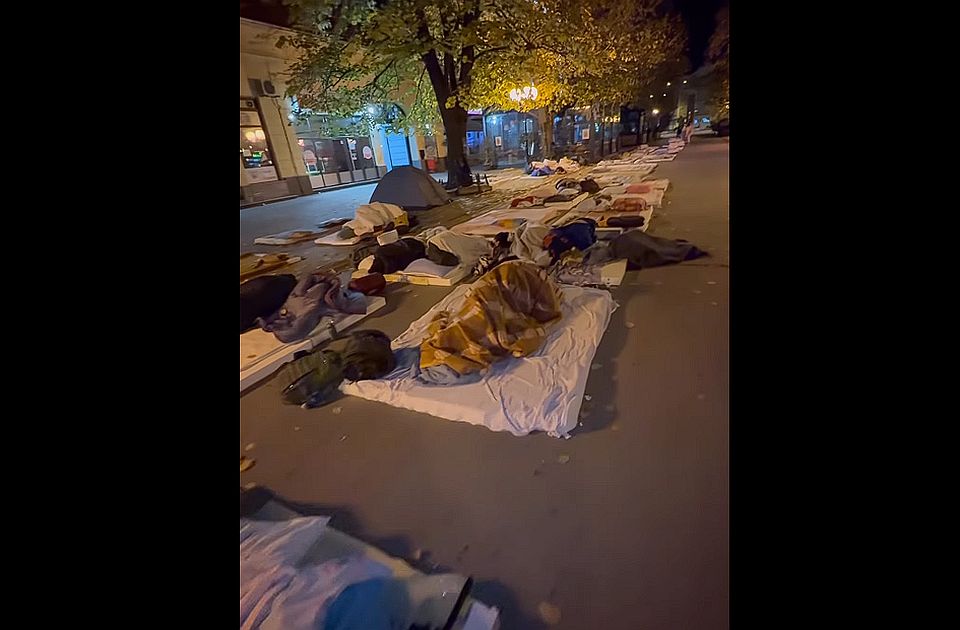 Obezbeđen smeštaj u Inđiji za studente iz Beograda, na otvorenom spavao manji broj njih Obezbeđen smeštaj u Inđiji za studente iz Beograda, na otvorenom spavao manji broj njih