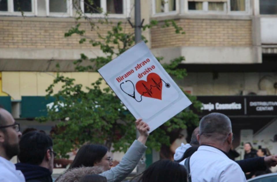 Nemačka partija Levica traži da Berlin i EU podrže demonstrante u Srbiji Nemačka partija Levica traži da Berlin i EU podrže demonstrante u Srbiji