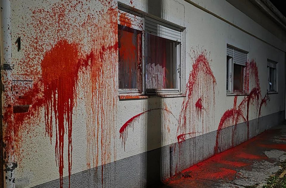 Vandalizovana fasada kuće kritičara vlasti u Subotici