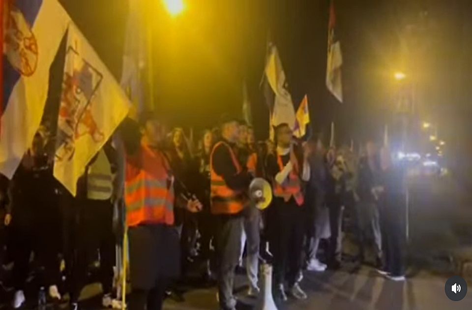 VIDEO: Studenti u Kisaču pozdravili jedinu preživelu u padu nadstrešnice VIDEO: Studenti u Kisaču pozdravili jedinu preživelu u padu nadstrešnice