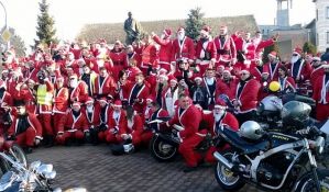 Moto Deda Mrazovi 30. decembra dele slatkiše mališanima u Novom Sadu