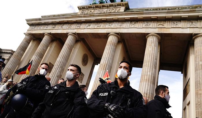 VIDEO: Neonacisti pokušali da upadnu u Rajhstag tokom protesta protiv zaštitnih mera