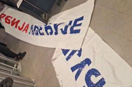 Vučićevi ćaciji zaustavljeni u Tivtu, među njima i Novosađani: Imali transparent 