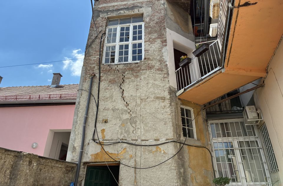 FOTO: Zgrada u centru Novog Sada ozbiljno oštećena, stanari tužili grad