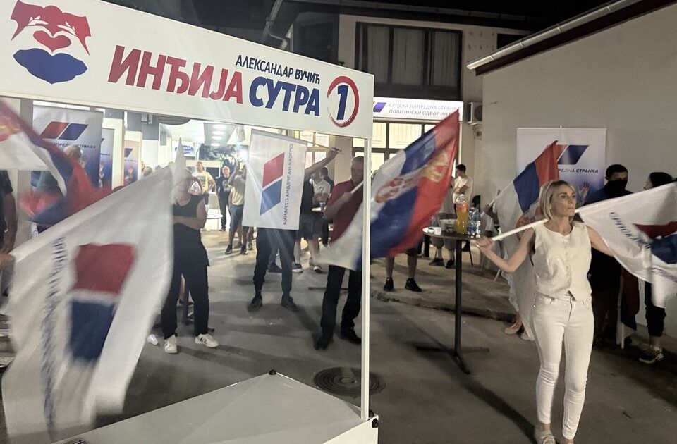 SNS i Opština Inđija pozivaju ljude na razgovor, koriste iste brojeve i mejl