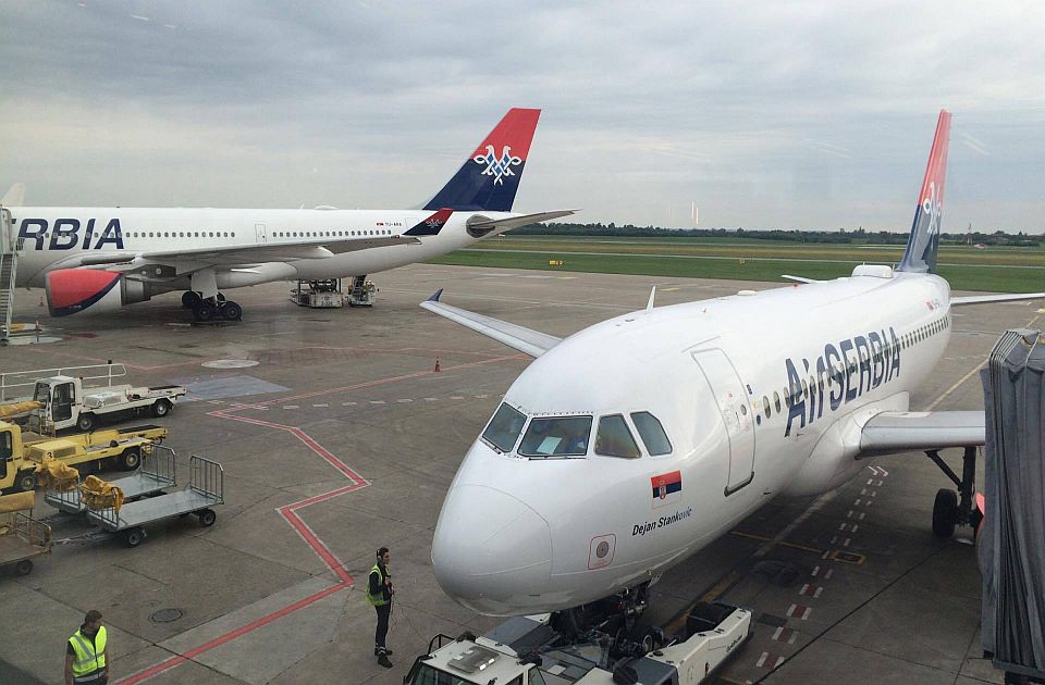 Na aerodromu Tivat zadržan čarter let iz Beograda, policija proverava 90 putnika