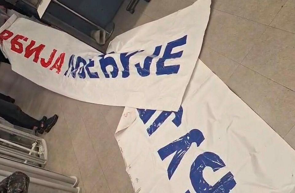 Vučićevi ćaciji zaustavljeni u Tivtu, među njima i Novosađani: Imali transparent "Srbija pobeđuje"