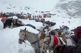 U toku evakuacija preostalih 200 planinara koji su bili zarobljeni na Mont Everestu