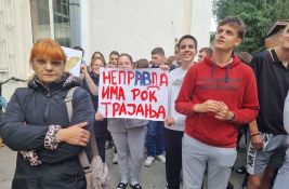 Zrenjaninski đaci protestovali zbog otpuštanja vaspitačica