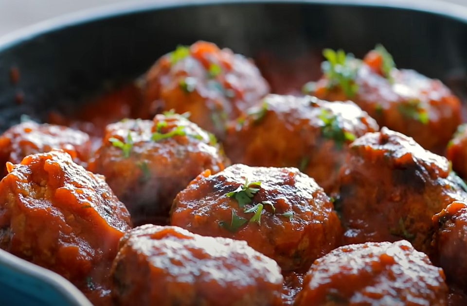 Predlog za ručak: Ćuftice sa pirinčem u paradajz sosu