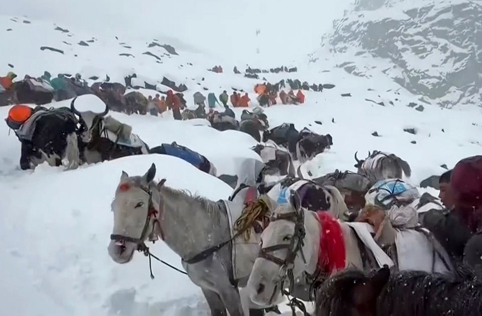 U toku evakuacija preostalih 200 planinara koji su bili zarobljeni na Mont Everestu