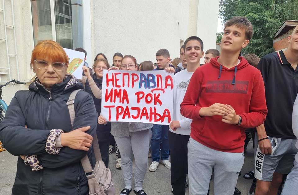 Zrenjaninski đaci protestovali zbog otpuštanja vaspitačica