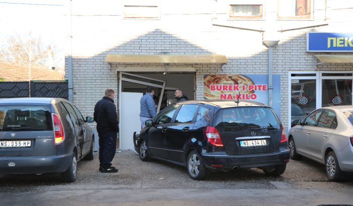 FOTO: Sudar na Telepu, automobil uleteo u pekaru