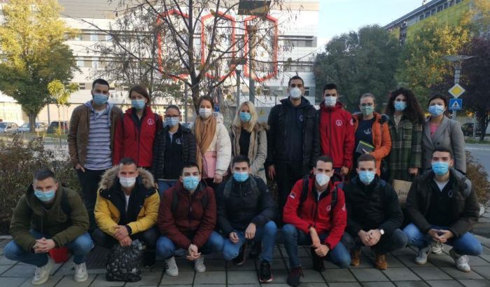 FOTO: Studenti Medicinskog fakulteta u Novom Sadu pomažu medicinarima u KCV u borbi protiv kovida