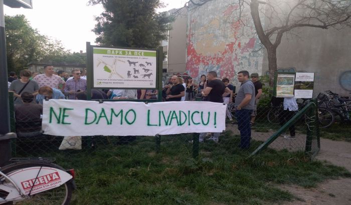 FOTO: Nekoliko desetina građana na skupu protiv uništavanja livadice