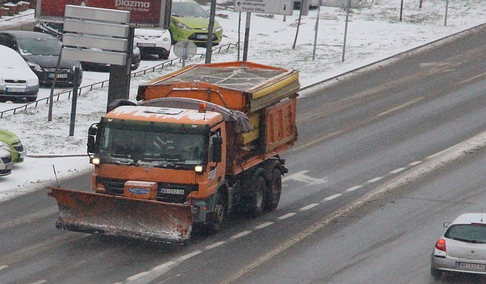 Saobraćaj u Novom Sadu redovan, popodne se očekuje novi sneg