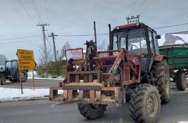 FOTO: Poljoprivrednici blokirali raskrsnicu puteva Kragujevac-Čačak-Kraljevo