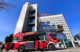 FOTO, VIDEO: Vatrogasci vežbali kod zgrade NIS-a, iz objekta kuljao dim