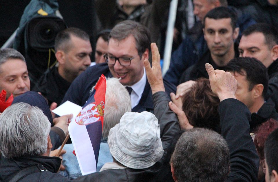 Vučićevo čašćavanje pred izbore: Za našu vlast