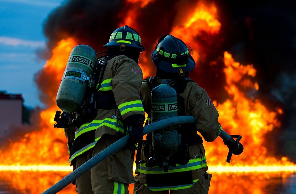 Najmanje šest osoba stradalo u požaru višespratnice u Indiji 