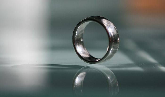 Mladi baštovan pronašao prsten s likom Svetog Nikole, star 700 godina