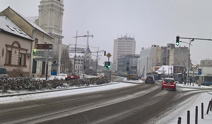 FOTO: Sneg veje u Novom Sadu, za sada bez problema u saobraćaju