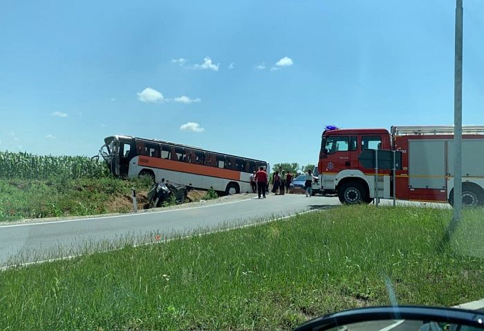 Dvadeset povređenih u sudaru autobusa i kola na izlazu iz Rume, među povređenima i deca