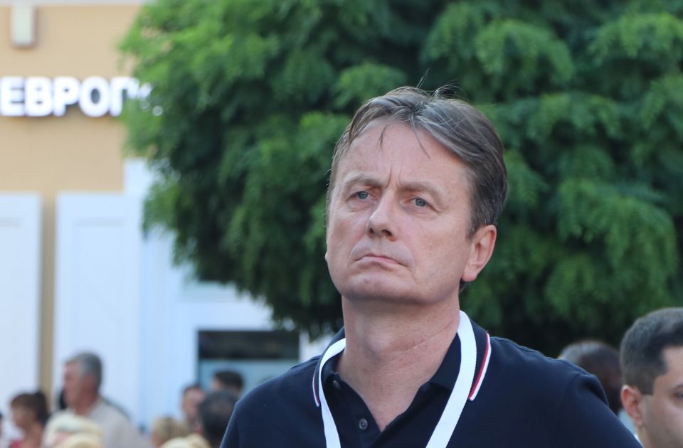 Vučić razgovarao sa Darkom Glišićem nakon operacije: "Bolje je, još se pomalo muči" Vučić razgovarao sa Darkom Glišićem nakon operacije: "Bolje je, još se pomalo muči"