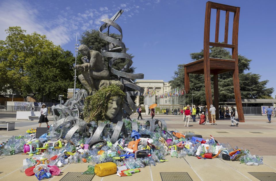FOTO, VIDEO: U Ženevi postavljena statua Mislioca zatrpanog smećem - da pošalje poruku o zagađenju planete FOTO, VIDEO: U Ženevi postavljena statua Mislioca zatrpanog smećem - da pošalje poruku o zagađenju planete