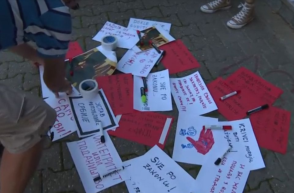 VIDEO "Ne priznajemo njegova pomilovanja": Novosađani ostavili poruke sudijama i tužiocima