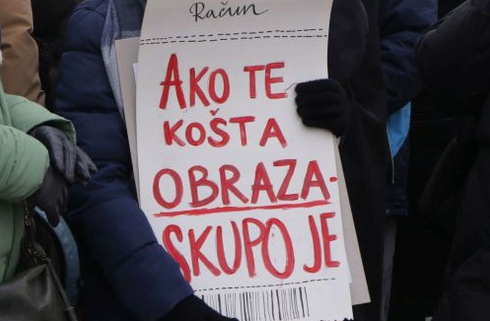 Đak generacije odbio da se rukuje s predsednikom opštine Bečej na dodeli priznanja Đak generacije odbio da se rukuje s predsednikom opštine Bečej na dodeli priznanja