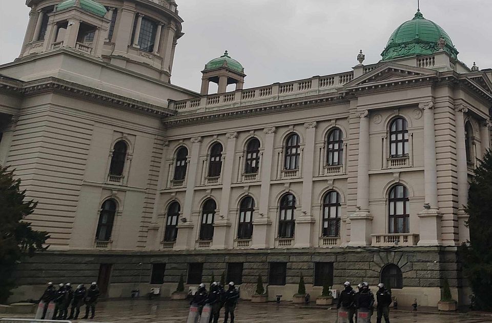 Novčano kažnjeni poslanici u Skupštini: 10 odsto od osnovne plate zbog lošeg ponašanja Novčano kažnjeni poslanici u Skupštini: 10 odsto od osnovne plate zbog lošeg ponašanja