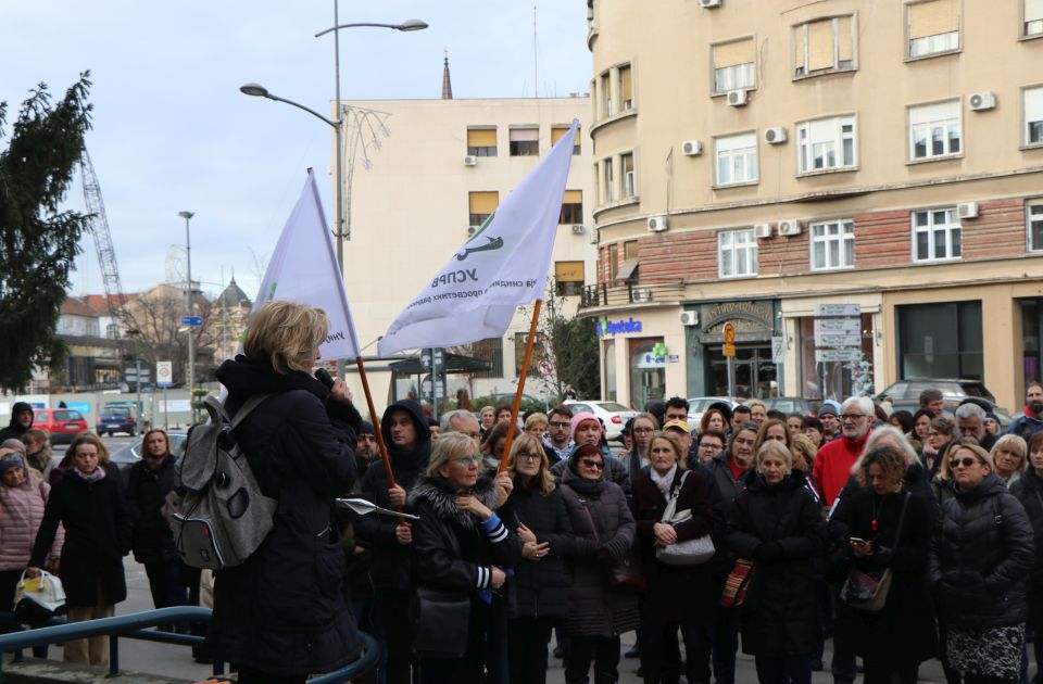 FOTO Prosvetari protestovali u Novom Sadu: "Epidemija nasilja u školama"