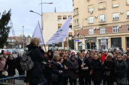 FOTO Prosvetari protestovali u Novom Sadu: 