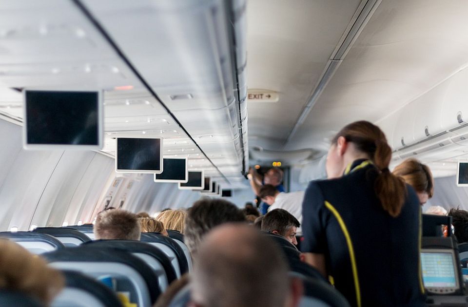 VIDEO: Putnica tokom leta pokušala da otvori vrata aviona "jer joj je Isus tako rekao"
