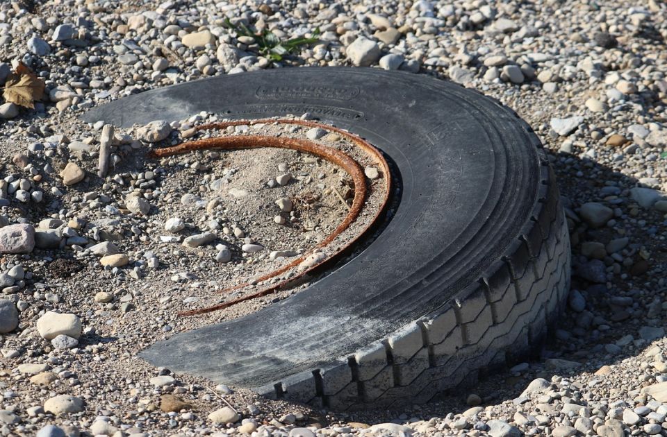 Država ukinula podsticaje za reciklere: Opasnost da stari bojleri, gume i akumulatori završe u prirodi