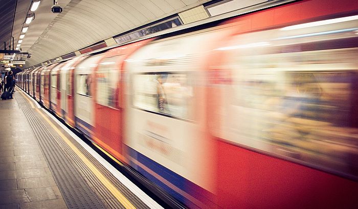 Vozač dozvolio da dve učesnice takmičenja voze metro