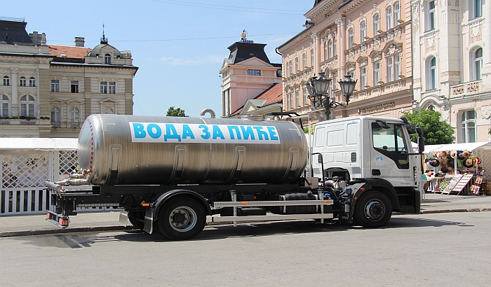 Zbog vrućina cisterne sa pijaćom vodom postavljene na više lokacija u Novom Sadu 