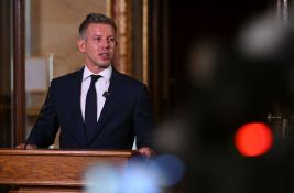 Muškarac prišao Peteru Mađaru i pljunuo ga