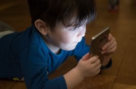 Kina dodatno ograničava deci vreme pred ekranima - na dva, jedan sat i osam minuta