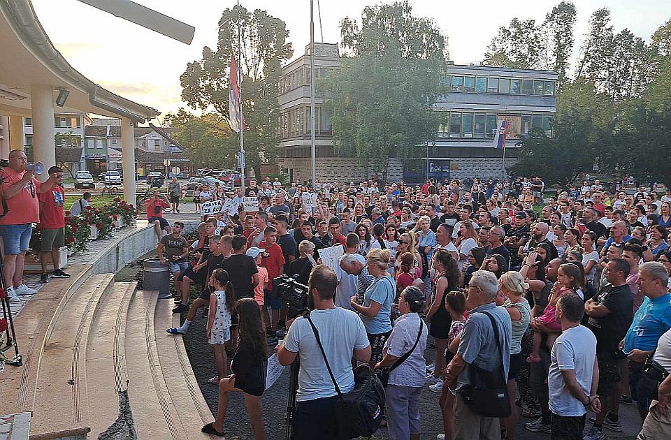 FOTO, VIDEO: Građani u Bačkoj Palanci traže odgovornost: 