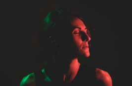 Da li zatvaranje očiju pomaže da bolje čujete?