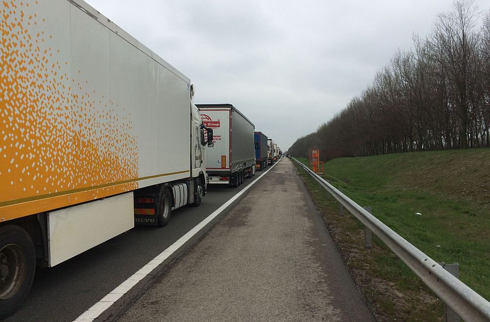 Kamioni na izlaz iz Srbije na Horgošu i Kelebiji čekaju po četiri sata